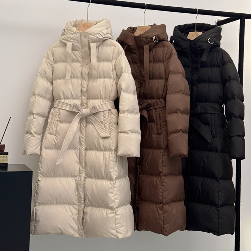 冬用に厚めに仕上げた高品質でロング丈の暖かい女性用ダウンジャケット3 つのボタンで留めるタイプで膝上丈ホワイトダックダウンウエストベルト付き