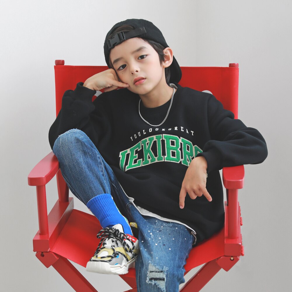 カジュアルなムードにふわふわしたハンドル刺繍レタリングディテールポイントでこれからの季節に暖かく着やすいマンツーマンTシャツ