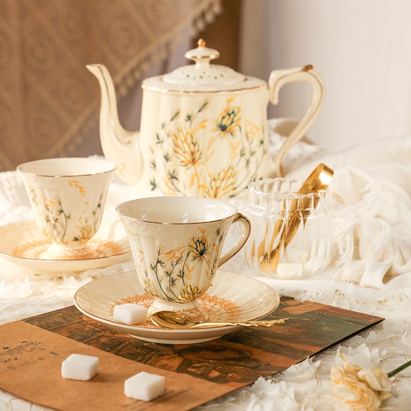 ゴールデンスパイクフレンチレトロヨーロッパのセラミックゴールド塗装パレスコーヒーカップソーサーブリティッシュアフタヌーンティーカップフラワーティーカップ