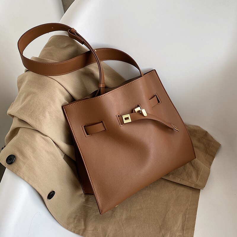 4色 ショルダーバッグ ハンドバッグ レディース 肩掛け 大人 小さめ おしゃれ 通勤 旅行 キャンバス ストラップ 太目 スクエア ワンショルダー コンパクト スモール 大人可愛い きれいめ シンプ 5,042円