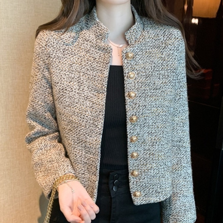 アウター ジャケット ノーカラージャケット 長袖 ハイネック 前開き デザインボタン ショート丈 かわいい 大人可愛い きれいめ シンプル 上品 おしゃれ かっこいい カジュアル レトロ こなれ感