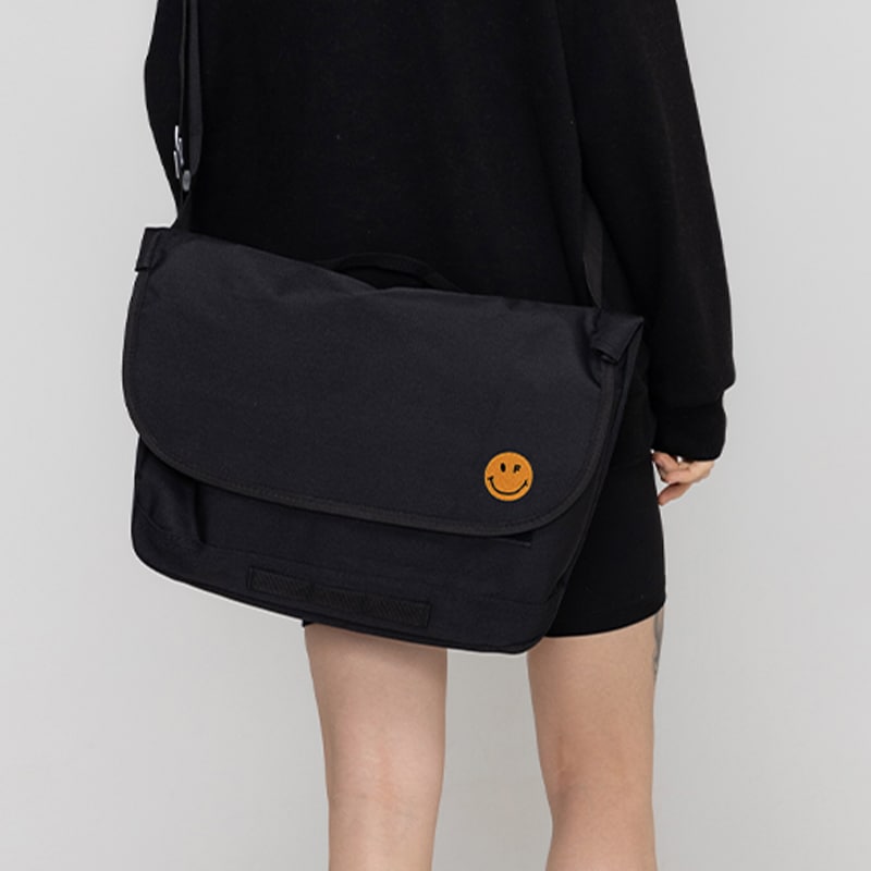 [UNISEX]ドットスマイル刺繍クロスメッセンジャーバッグ_black