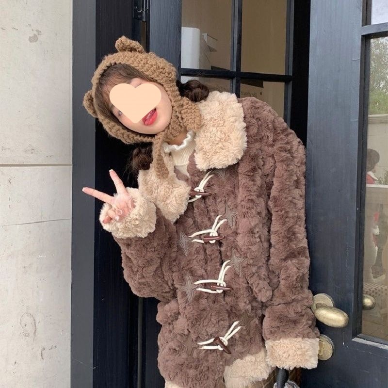 女性のためのホーンボタンラムウールコート 2025 冬の新しい若いスタイルルーズ肥厚暖かい豪華な環境に優しい革