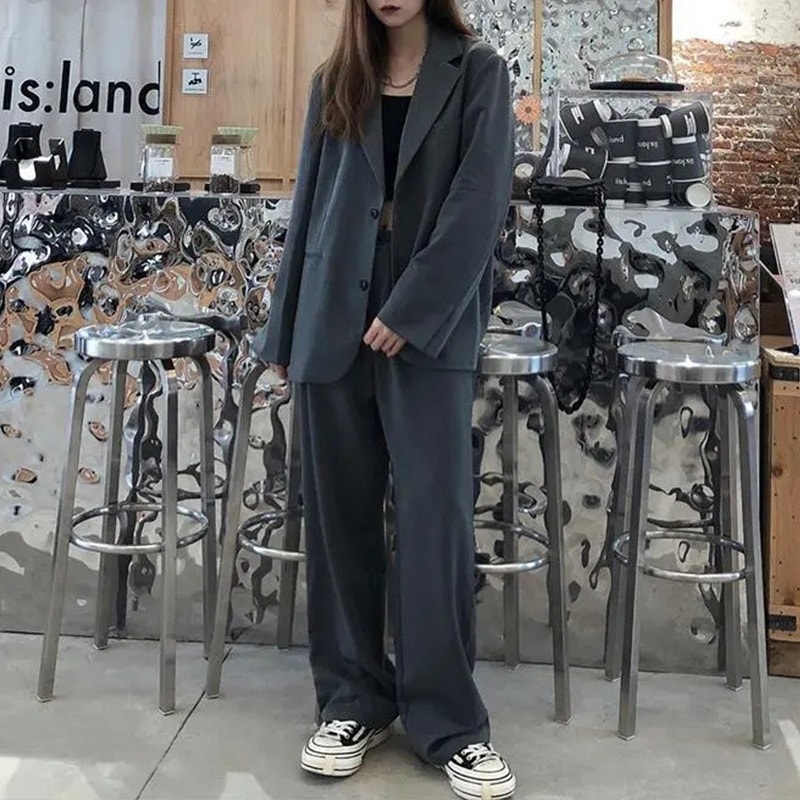 春と秋に着る女性用のゆったりとしたニッチな韓国風のエレガントなツーピース スーツ: スリムなブレザーと床までの長さのズボン