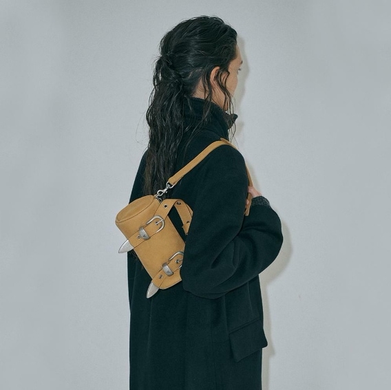 【MARGESHERWOOD】 BELTED LOG BAG : CARAMEL NUBUCK 30,479円
