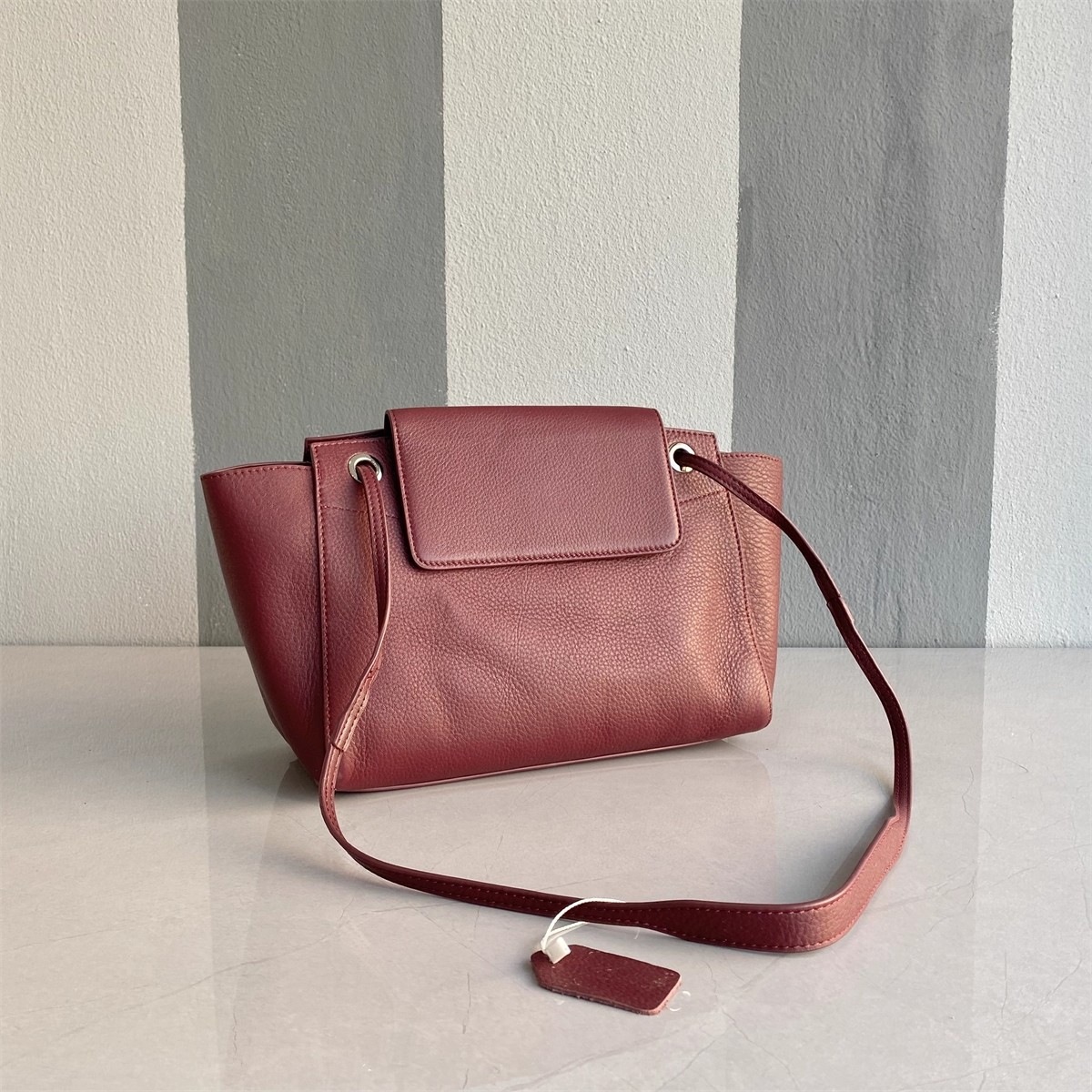 バッグ カバン レディース トート 肩がけ 手持ち ポーチ 多収納 多機能 便利 自立 スクエア 四角 ファスナー かわいい 大人可愛い きれいめ シンプル カジュアル 上品 お洒落 かっこいい