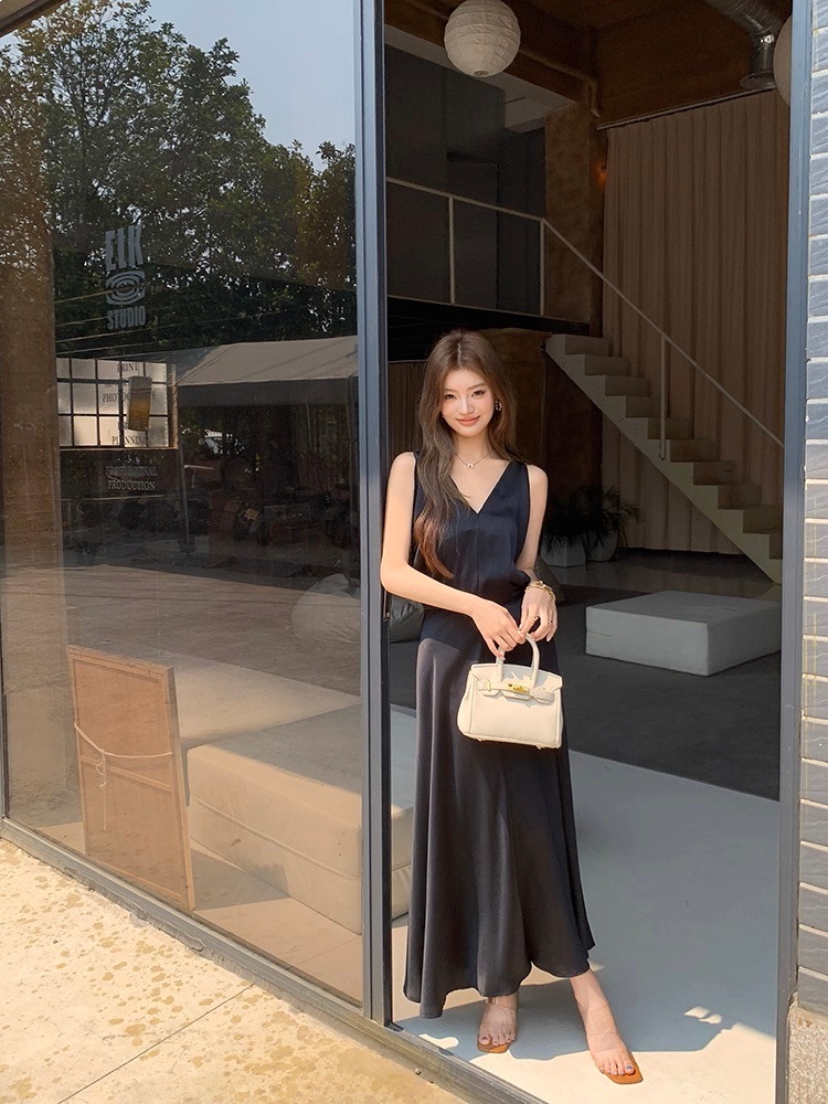 ドレス ワンピース 膝下 ロング マキシ 袖なし ノースリーブ ドロップアームホール Vネック フレア Aライン 切り替えデザイン バックシャン サテン 薄手 可愛い きれいめ シンプル 大人可愛い