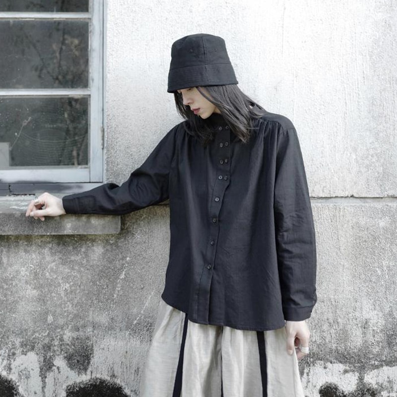 女性の長袖シャツ春と夏の新しいトレンドルーズレトロ日本の女性のシャツ非対称ボタン長袖トップスファッショントレンドパーソナリティレディースシャツカジュアルルーズで快適なシンプルなシャツ