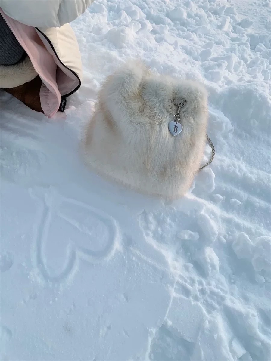 【限定24000】Barnnet Ivory Fur Drawstring Backpack バッグ　バーネット　秋冬　韓国ブランド　鞄　人気　AW　もこもこ　大人気アイテム　限定　韓国　タグなし