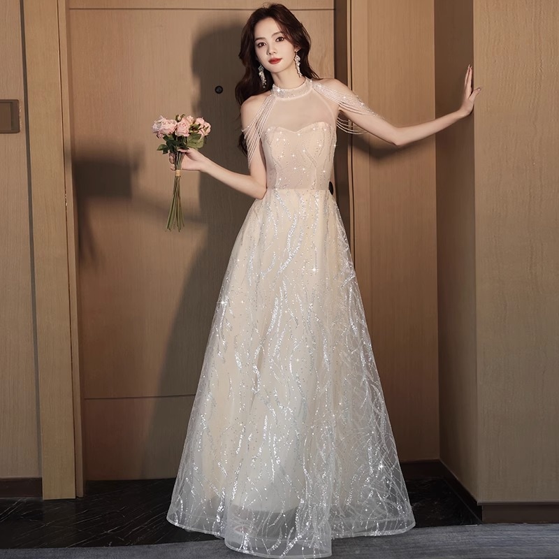 高級感がありエレガント控えめな贅沢女性のためのユニークで洗練されたウェディングドレス結婚式宴会司会に最適です