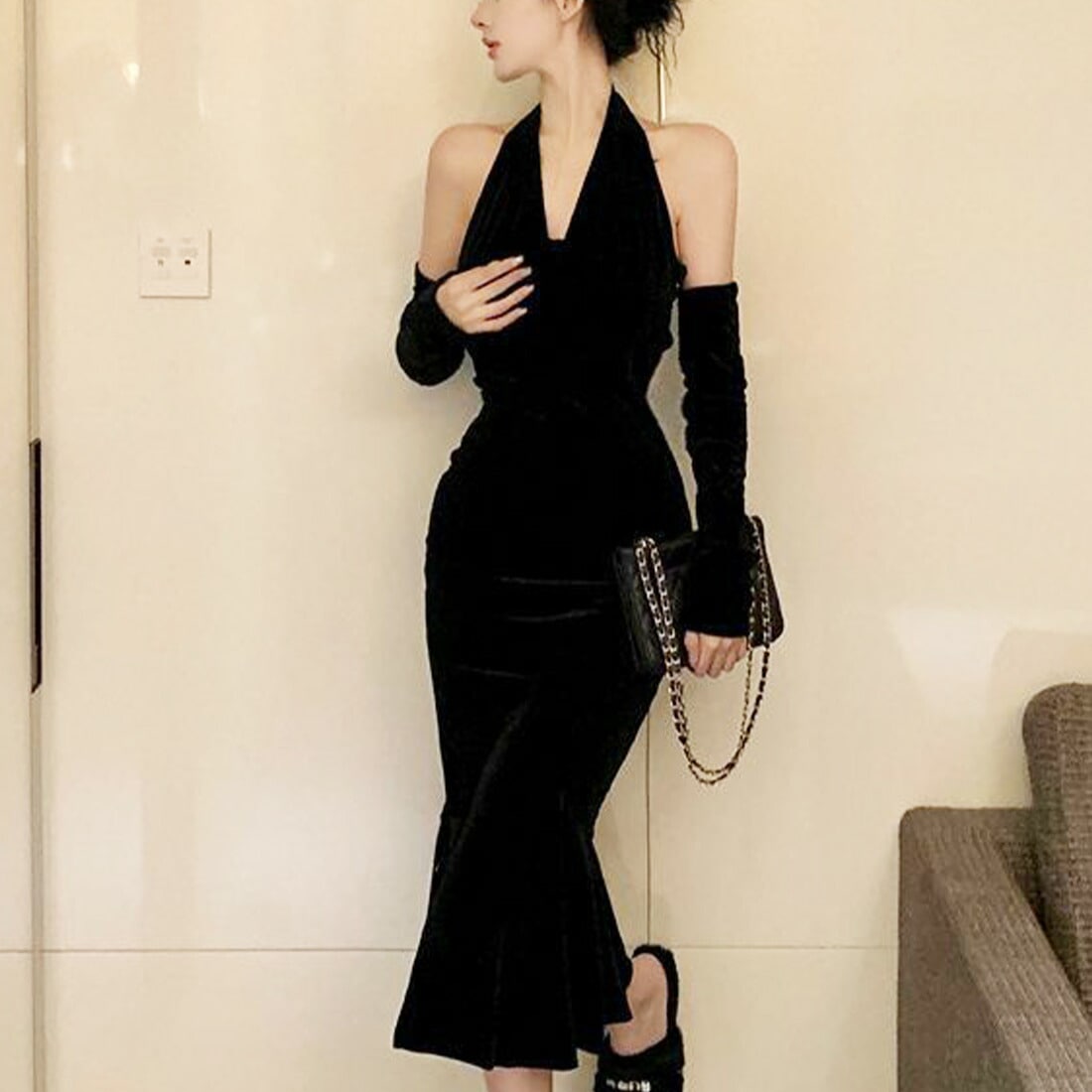 【毎日厳選 】 モダンでエレガントなデザインのベロアノースリーブワンピース　ホルターネック　Vネック　膝丈ワンピース　きれいめ　女性らしい　フェミニン　パーティー　オケージョン