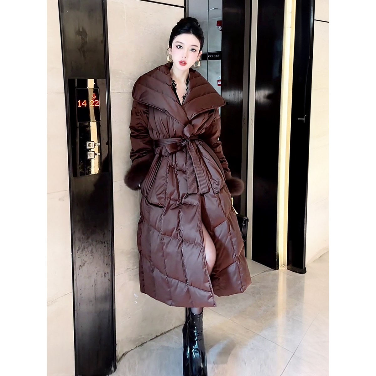 2024冬新作イミテーションラビットファーラペル暖かいダウンジャケットロング無地環境に優しい毛皮の気質ブラウンジャケット