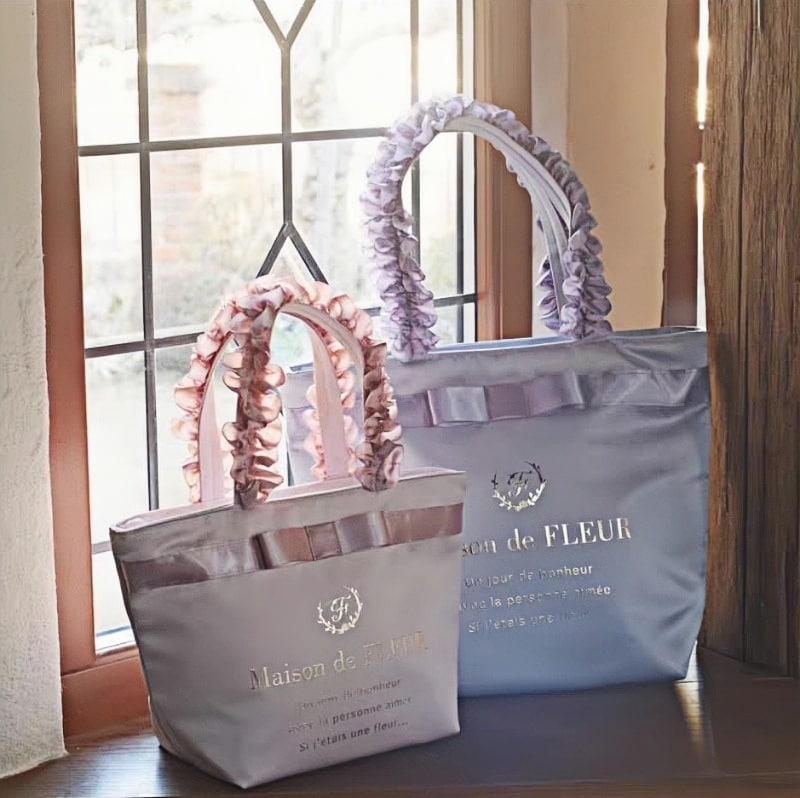 【新作】トートバッグ リボン柄ジャカードスクエアトートSバッグ レディース ブランドロゴフリルハンドルトート軽量 多収納