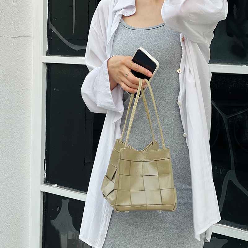 本革編みバッグ女性2023新型シンプルなバケツバッグ高級感手提げ翼バッグ腋の下シングルバッグ