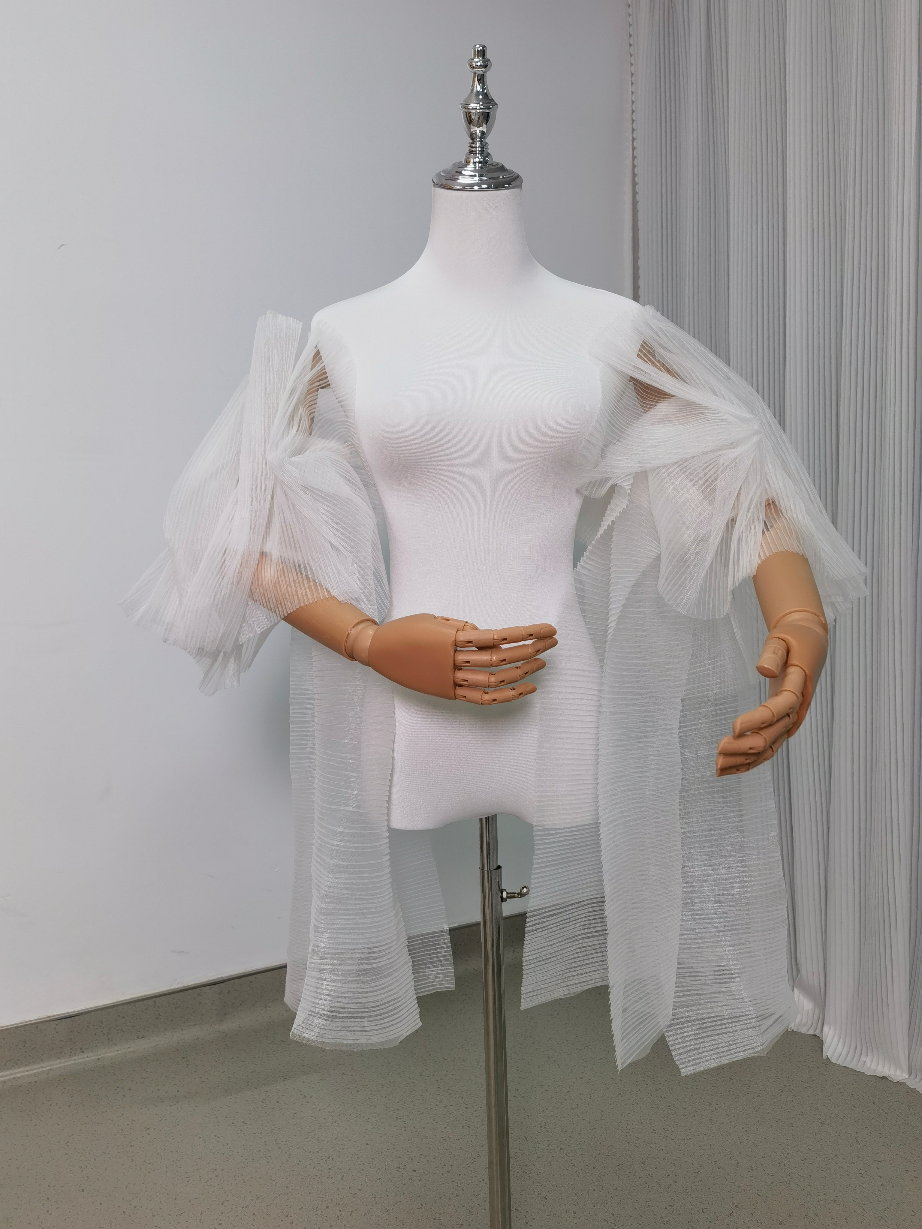 フリル袖 オフホワイト ふわふわ袖 デザイン感 可愛い 花嫁/ウェディングドレス