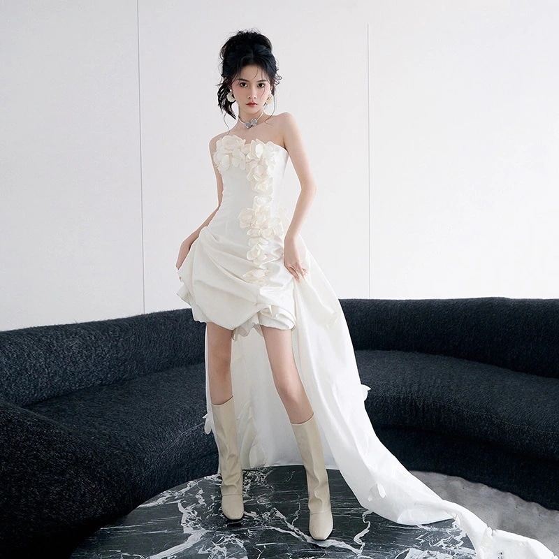 白いセクシーな胸の花の軽いウェディングドレスの新型のフランス式はやせています