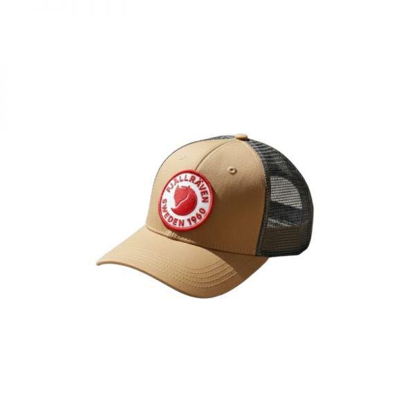 FJALLRAVEN 26SS 1960 ロゴ トラッカー キャップ (78138232) (1960 Logo Langtradarkeps Buckwhea