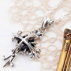 シルバー925製 十字架メンズネックレス 50cmチェーン クロスモチーフ 中心にキュービックジルコニア 主張しすぎず胸元のポイントに 程よい重量感 1color 14,645円