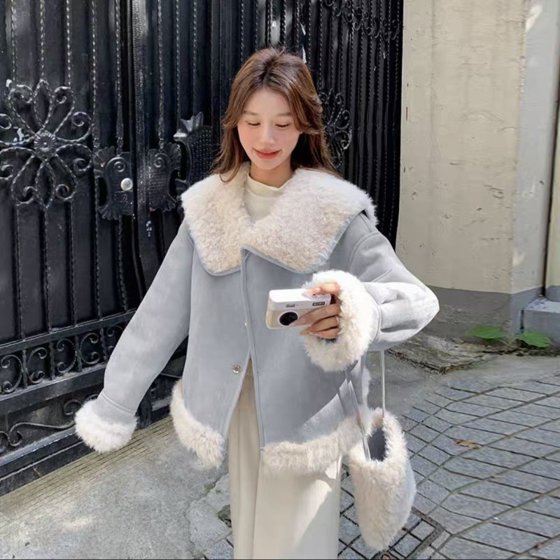 ライトブルーのセーラーカラーのラムウールコート新しい冬のデザイン女性用の暖かくて厚みのあるレザーとファーのジャケット