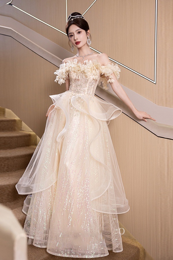 タキシードのスカートの女性のタイプの方法の軽豪華な会の宴会の雰囲気の司会は贈り物の試験になります