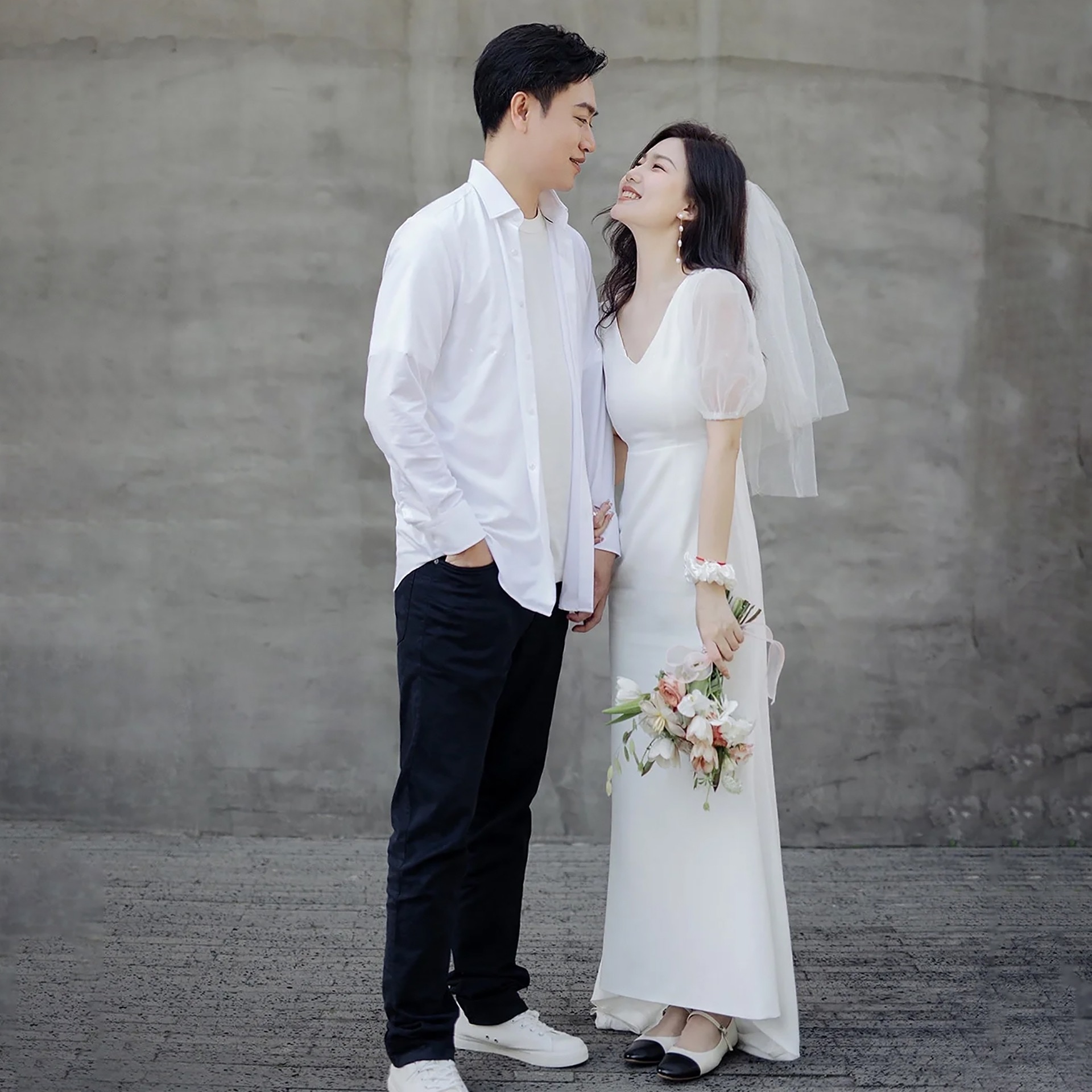 【2枚購入で 3oo円OFF】ライトウェディングドレスシンなvネックテイルパフスリーブスリーブブライドアウトベールバンケットドレスハイエンド感情