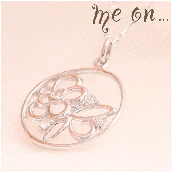 me on... K10ホワイトゴールド丸いキャンパスに描かれたのは小さなお花シンプルだけどキュートな花モチーフダイヤモンドネックレス お届けまで２３週間程度胸元に華やかさをプラスして