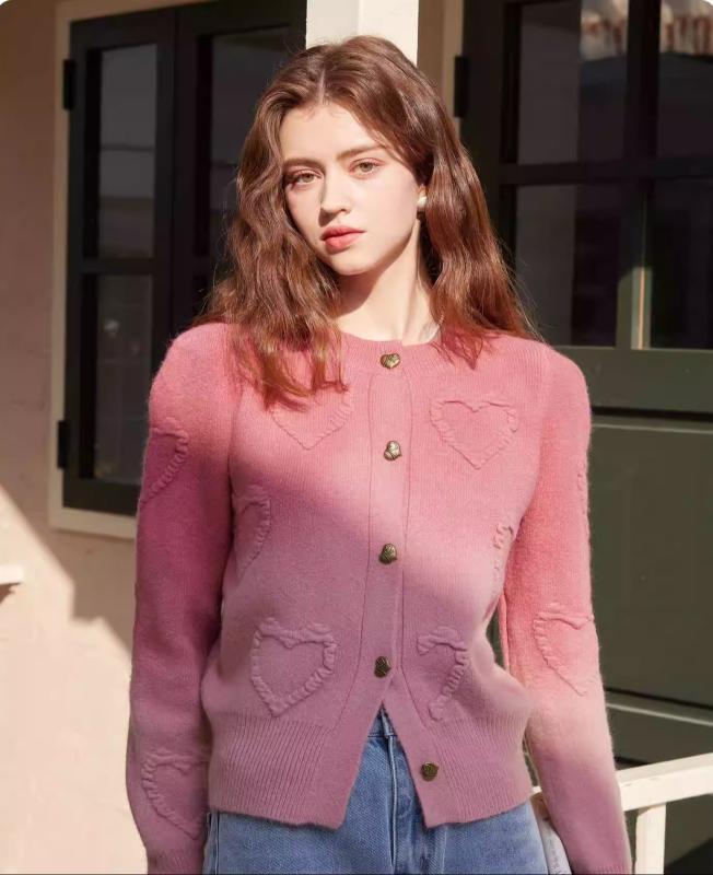 カーディガン レディース 春秋 ニット 長袖 トップス ラウンドネック ボタン スリム フィット かわいい ハート ジャガード グラデーション ピンク