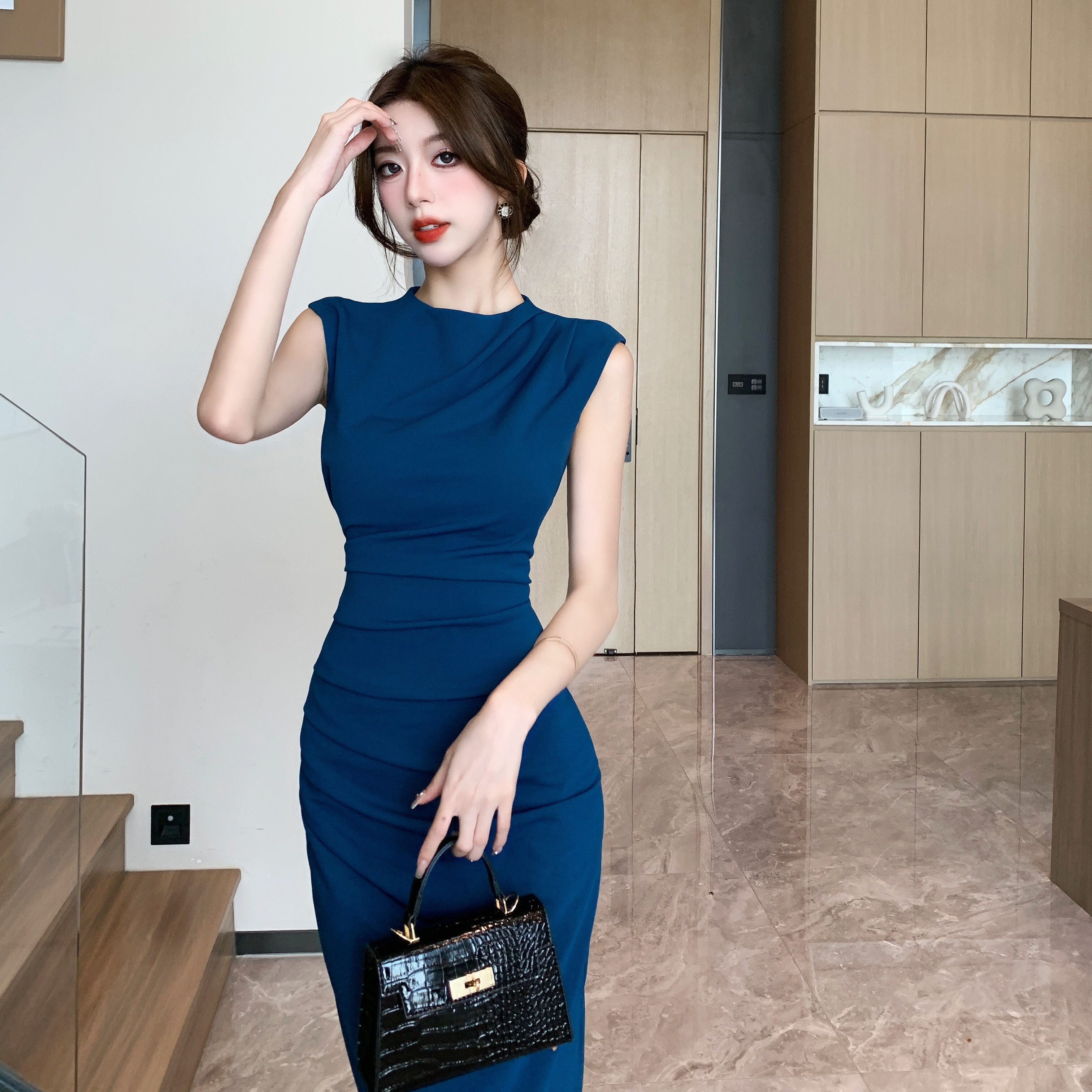 レディース ワンピース ミモレ ノースリーブ ラウンドネック タイト スリム 細身 スリット かわいい 大人可愛い シンプル 上品 おしゃれ モード系 エレガント 主役級 存在感 ロマンティック 無地