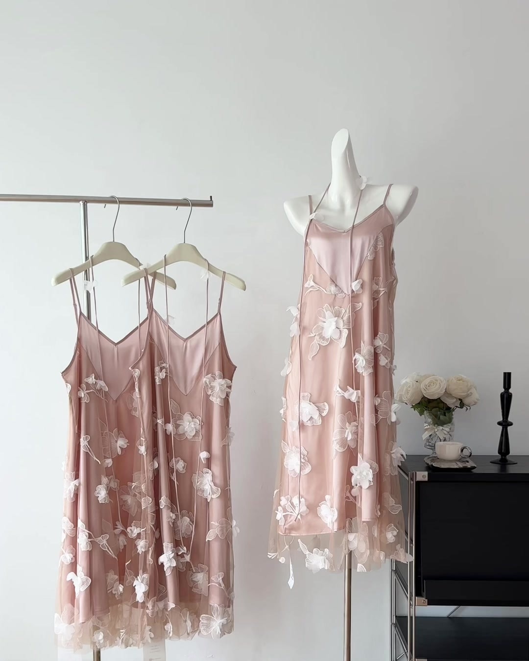 フランス重工業立体フラワーカラーサスペンダードレス女性の夏の新しいルーススーパー妖精痩身ホリデードレスUA41