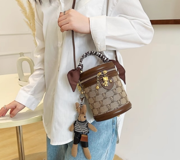 バッグ カバン レディース ショルダー 斜めがけ 肩がけ ポシェット ミニバッグ ミニ 小さい 便利 コンパクト 軽量 自立 ベルト チャーム ファスナー 筒型 マスコット 厚手 フェイクレザー 布