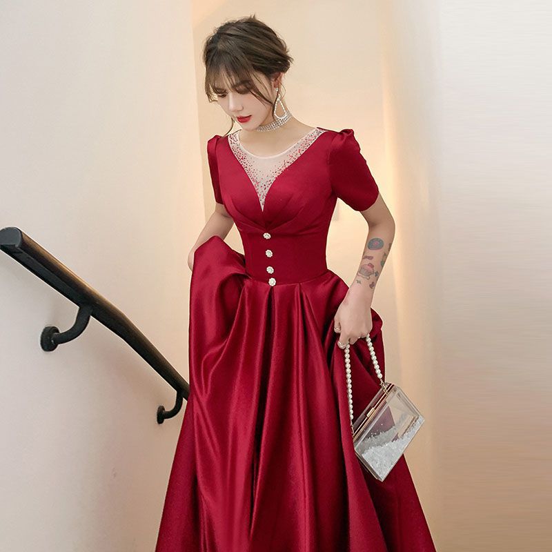 サテンブライダルウェディング2024春バーガンディイブニングドレス女性はスリムに見えるエレガントなロングスタイルを着用できます