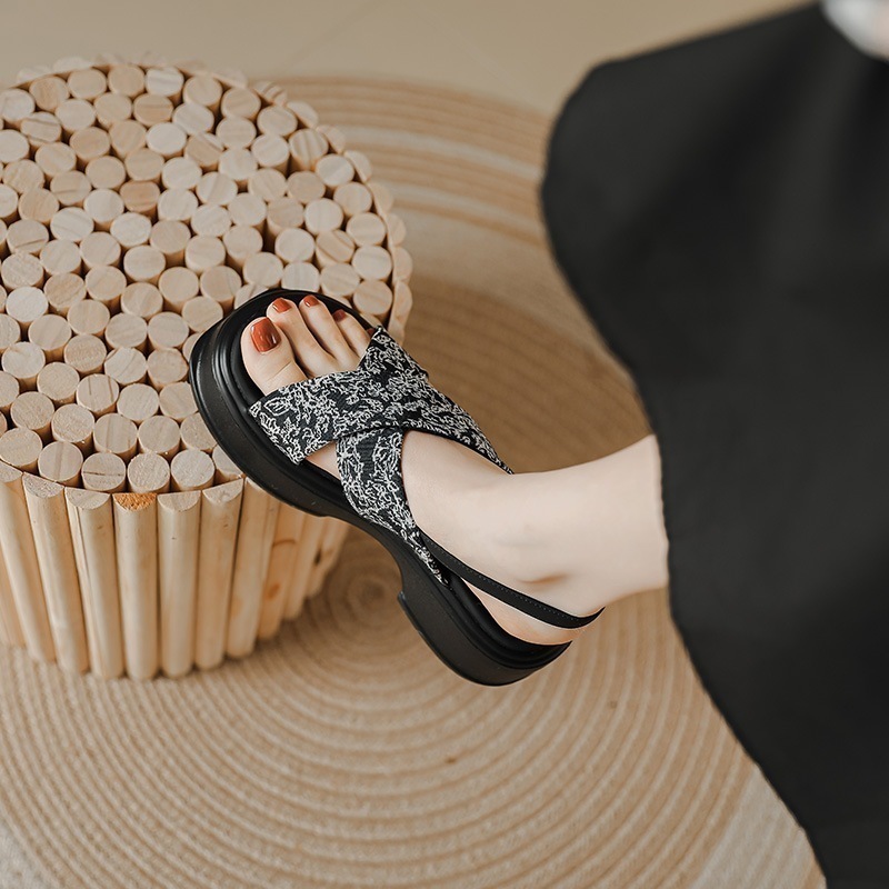 【急速出荷】送.料.無.料.サンダル 厚底 刺繍ビーチシューズ バックルサンダル 走れるパンプス