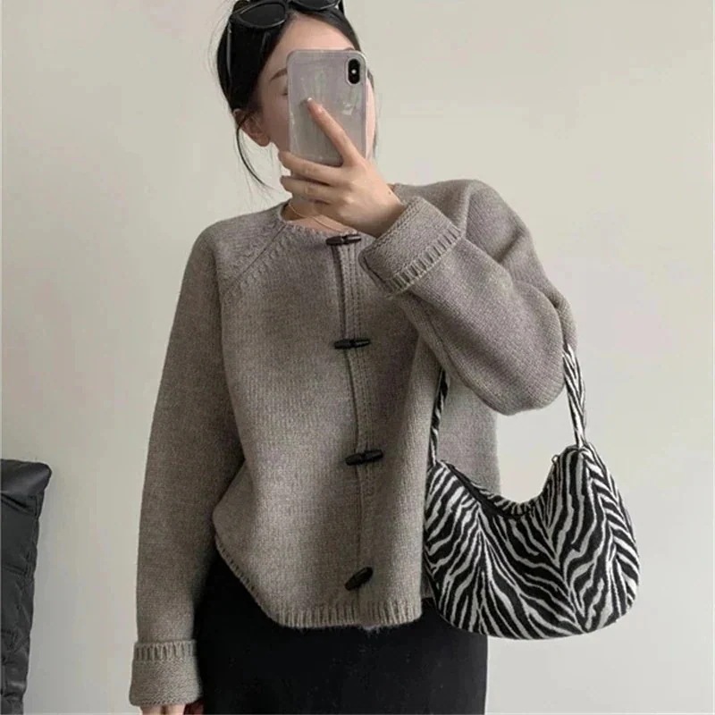 カシミヤタッチ ベーシックニット だるい風の日系牛角ボタンセーターコート女性のゆったり外着小柄ニットカーディガントップス
