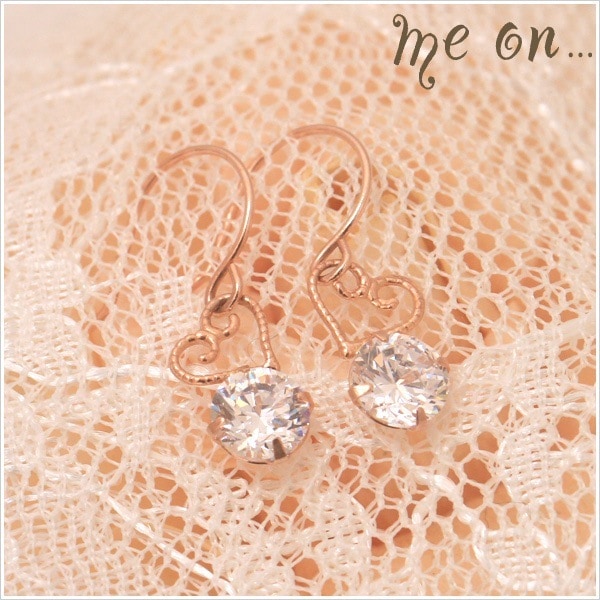 me on... K10PG キュービックジルコニア 編みこみハート ピアス 発送目安２-３週間