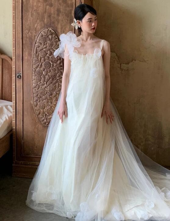 花びら ロング マキシ丈 ウェディングドレス 森ガール系 ゆったり ウエディングドレス ストラップ キャミソール 右肩に造花 フリル 後ろが長い トレーン 裾にお花 ふわふわ 可愛い ドレス