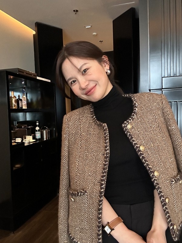 WXLSTUDIOはクラシックに敬意を表し高級ブランドの生地を使用したカスタム染めのヘビーウェイトシープウールの香り豊かなスモールジャケットです