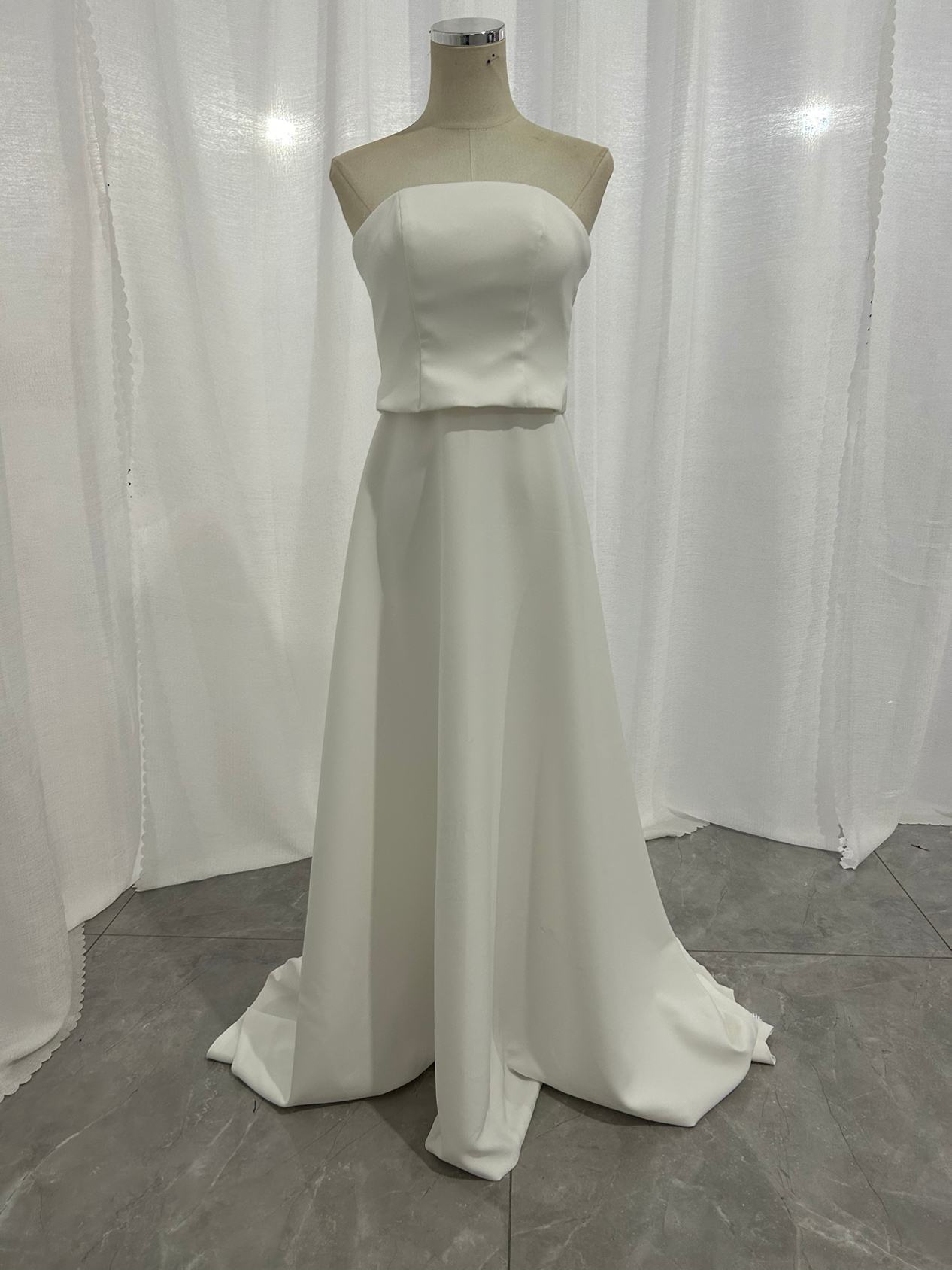 ウエディングドレス ホワイト クレープ生地 ベアトップ ファスナー 短トレーン 披露宴/結婚式 前撮り スレンダーライン