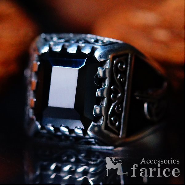 ステップカット ブラックキュービックジルコニア装飾 チューリップ(花)&ロイヤルキングダムエンブレム(紋章)レリーフ 黒燻し部分仕上げ ヨーロピアンデザイン シルバー925 メンズリング