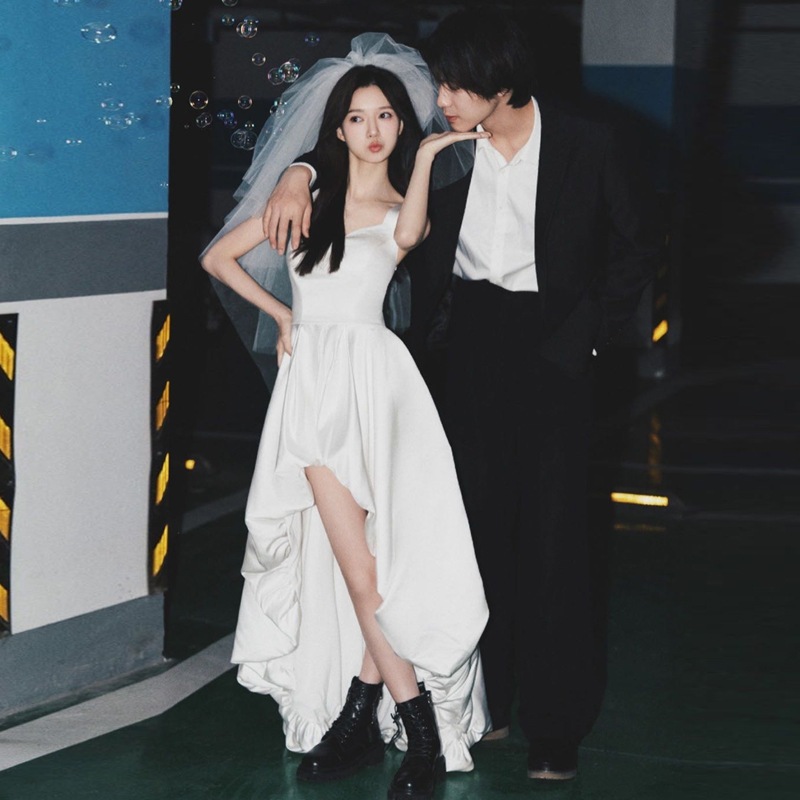 ウェディングドレスの花嫁シンプルな気質のスリングサテンベールフロントが短くバックが長い白いドレスのスカート