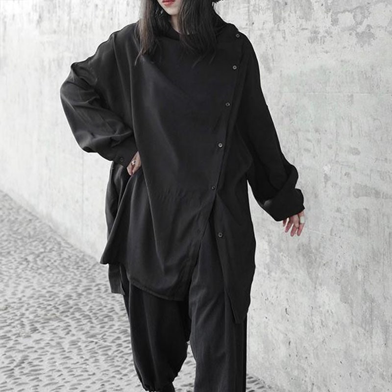 レディースラージサイズ長袖シャツ春と夏新しい女性のニッチトップルーズ非対称デザイン無地シンプルカジュアルプルオーバー多目的トレンドスプリットデザインプラスサイズの婦人服