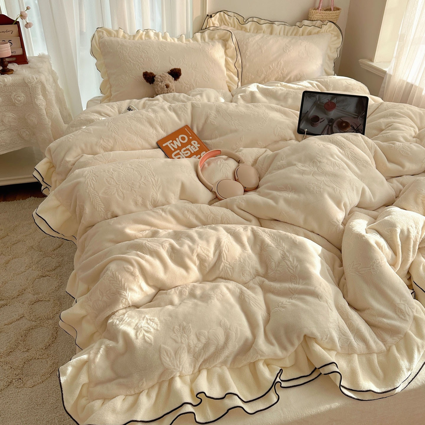乳白色の滑らかなA級彫刻ミルクフリース寝具4点セット韓国風レーストリム厚みのあるフリースコーラルフリースシーツと羽毛布団カバーセット