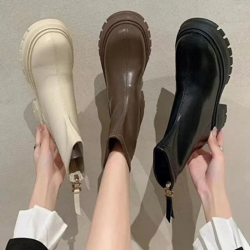 女性のためのエレガントなブーツ 短い厚い靴底のブーツ 白いスタイル 高さの増加 痩身 秋冬 新しいファッション 2023