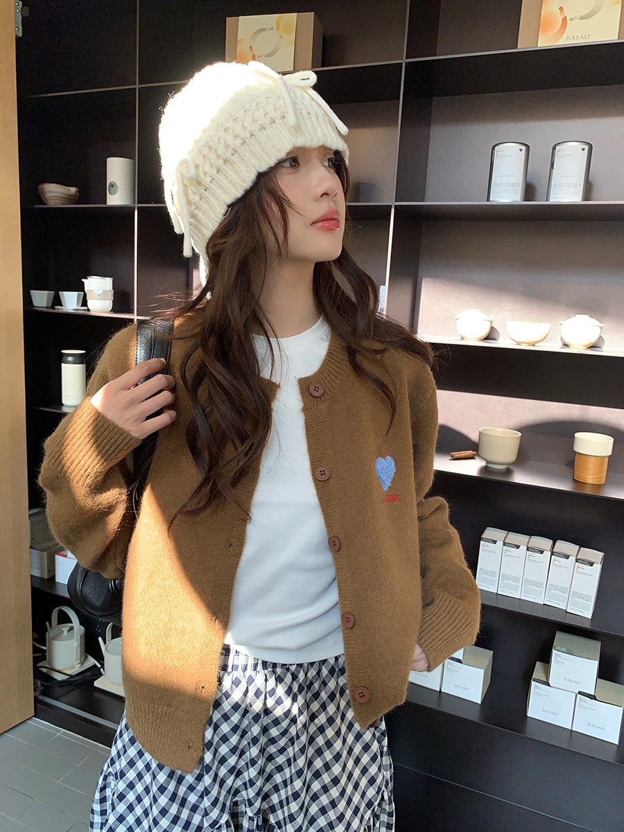 おしゃれなデザイン年齢を軽減する愛の刺繍ニットカーディガンジャケット女性用2024セーター