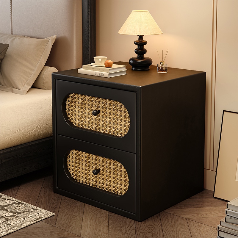 中程度のスタイルの黒い小さな家庭用ベッドルームを備えたレトロなラタンベッドサイドテーブル2025新しいライト高級ハイエンドベッドサイドキャビネット 15,376円
