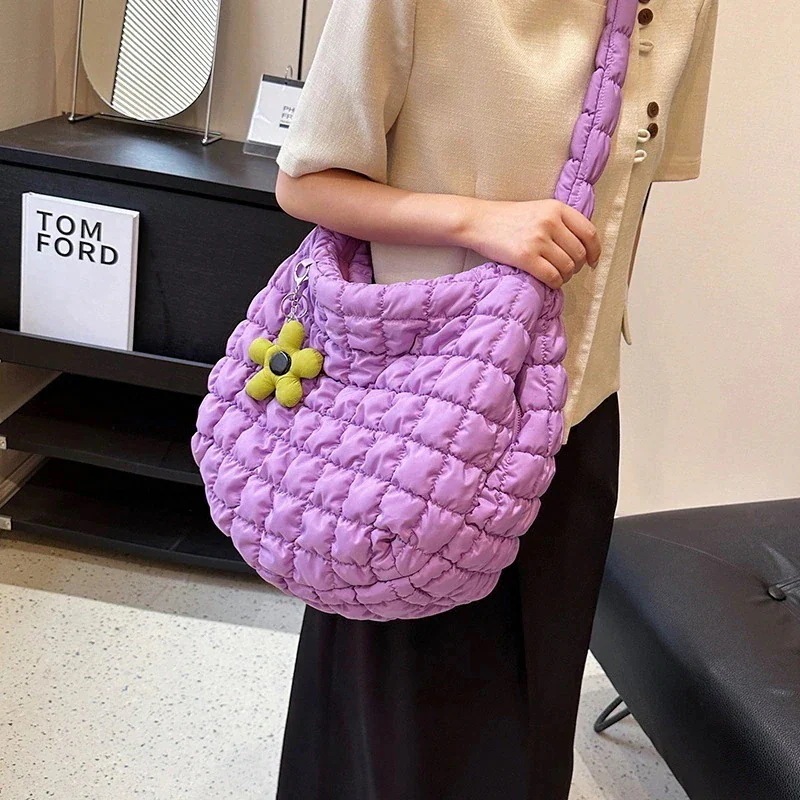 斜め掛けバッグ ショルダーバッグ 雲あわバッグ ハンドバッグ 大容量 フラワーチャーム ダウン プリーツ カジュアル 百掛け ins 百掛け デザイン 新作 韓国ファッション