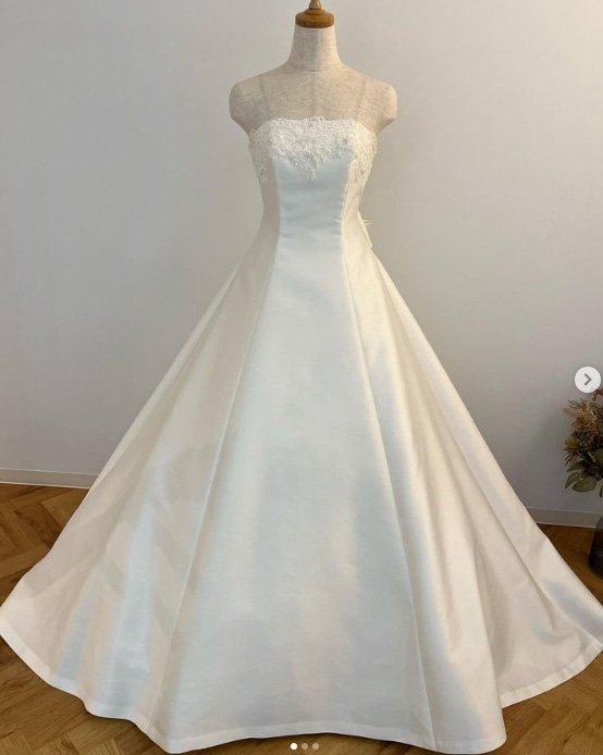 ウエディングドレス 高級刺繍 ベアトップ リボン サテン トレーン 披露宴