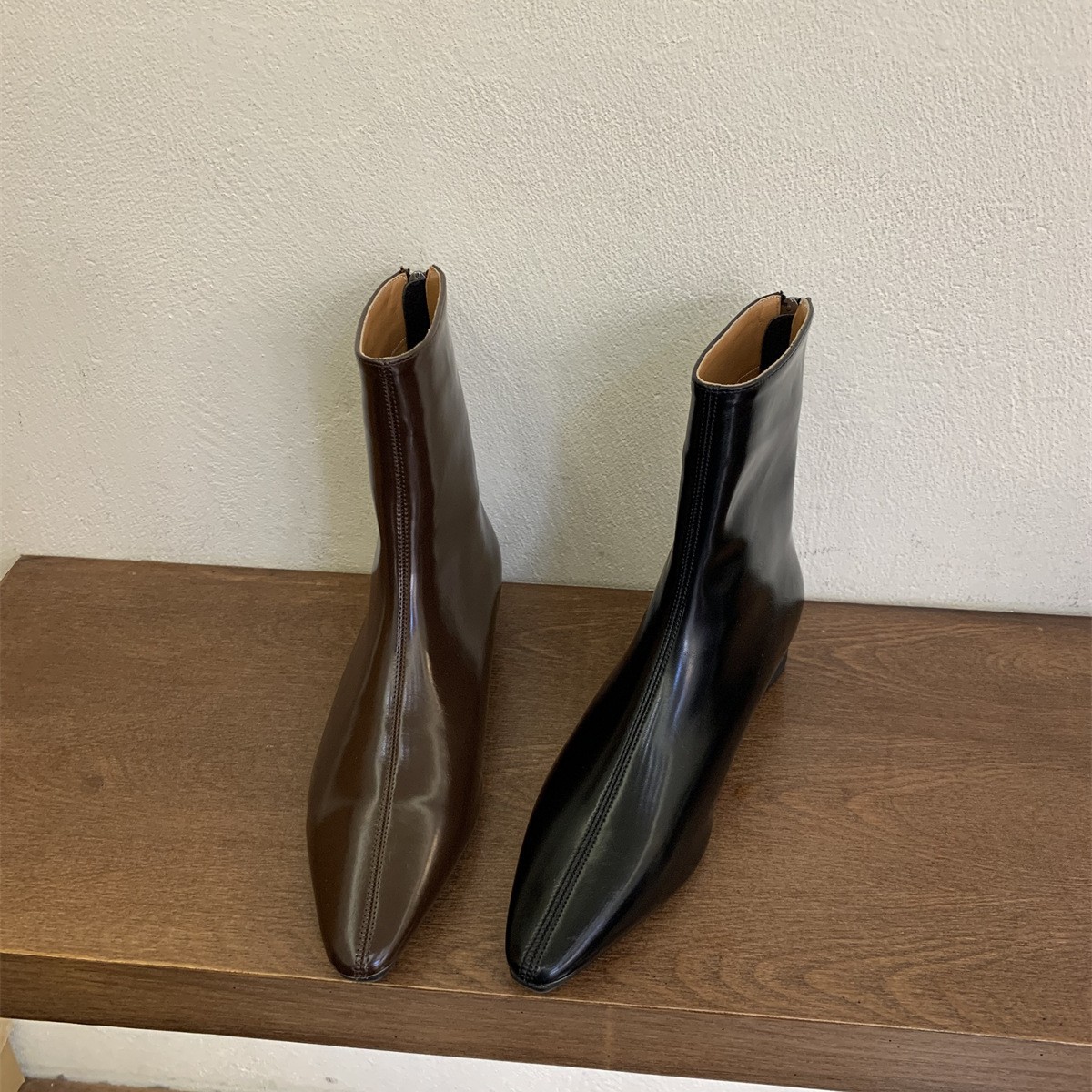 ハイエンドブラックショートブーツ2024新しい秋と冬の尖ったつま先のリアジッパーシンブーツフラットソースマーティンブーツ女性スタイル