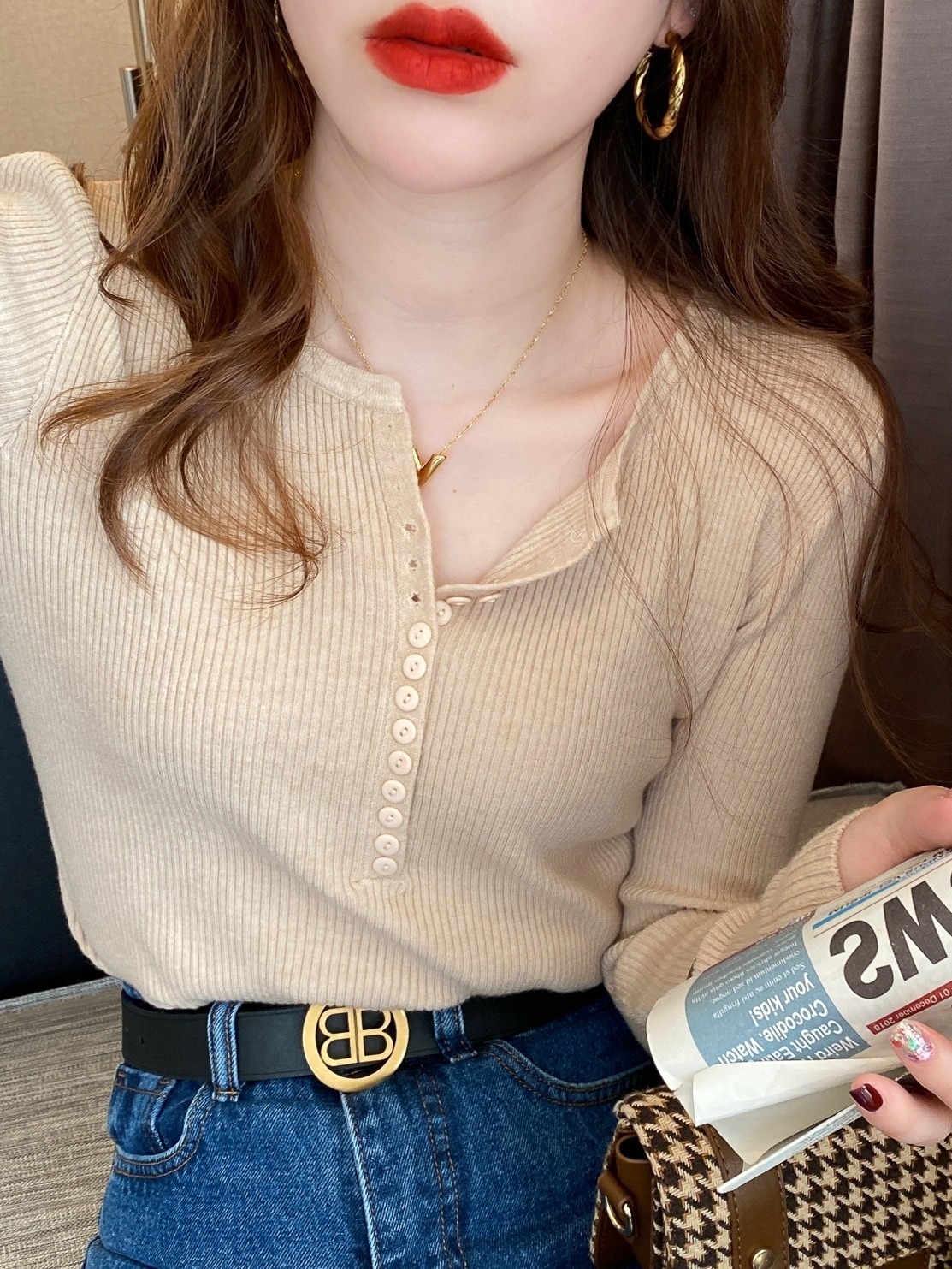 Vネックジャンパー女性2023新しい薄いセクションボトムシャツシーズン白ニットウェアスリムトップス内