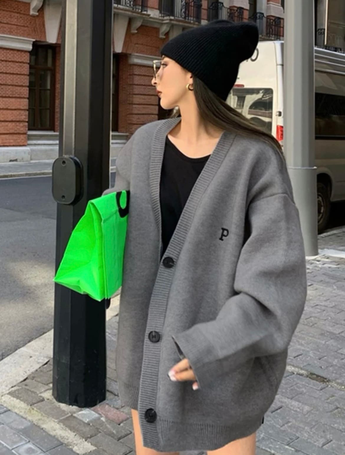 ワンポイント刺繍　ゆったり　オーバーサイズ　カーディガン