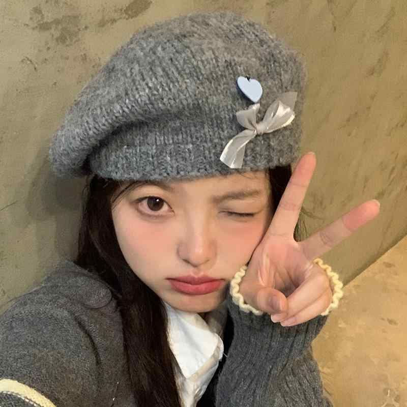 ベレー帽 レディース かわいい ニット 秋冬 韓国 ハート リボン 小さめ 厚手 防寒 暖かい ウール 普段使い レジャー ヤング 柔らかい 伸縮性 黒 アイボリー グレー